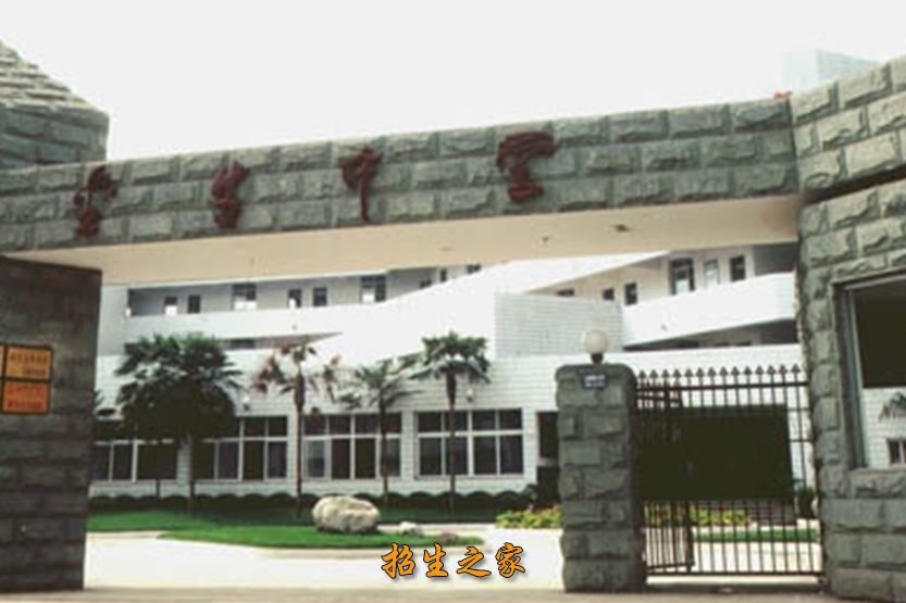 学校大门