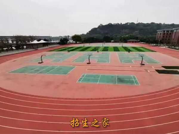 四川省新津中学运动场