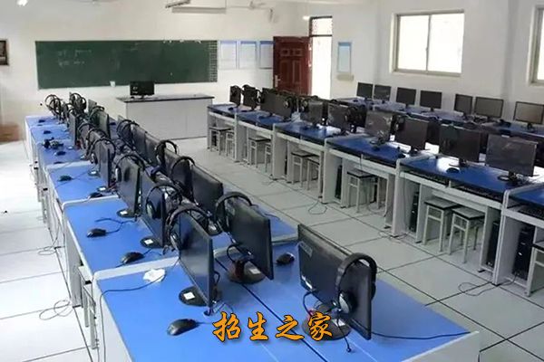 成都市太平中学计算机室