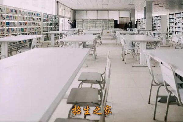 彭州一中图书馆