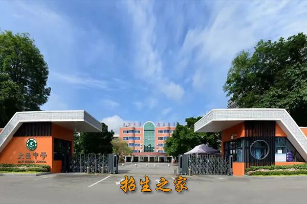 学校大门