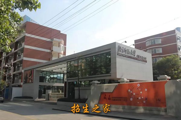 学校大门