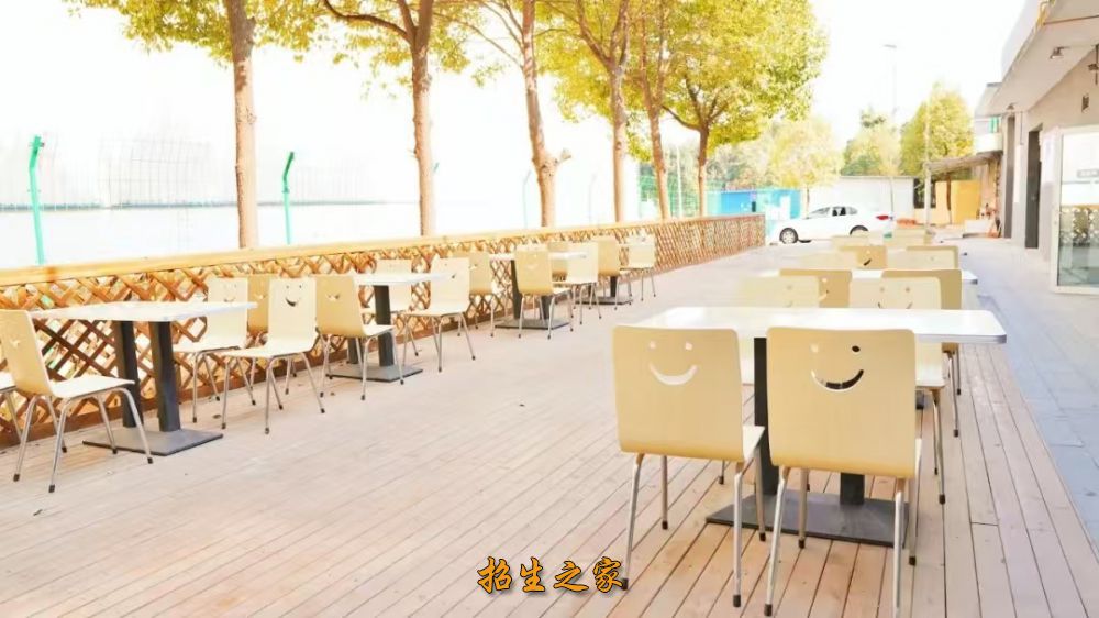 成都新锐艺术学校学习餐厅